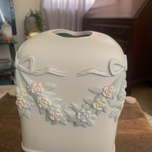 Tissue box